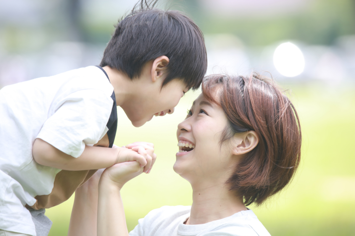 笑顔の親子の未来